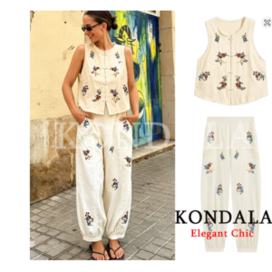 Conjunto feminino KONDALA de duas peças na cor clara, com bordados florais, blusa e calça comprida.